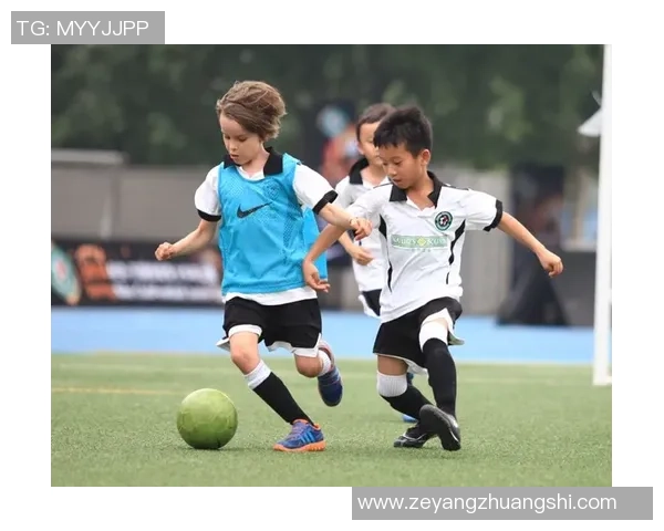 亲子共踢足球乐趣无限培养孩子团队精神与运动能力的互动活动 亲子共踢足球乐趣无限培养孩子团队精神与运动能力的互动活动