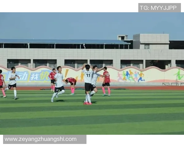 学生们在绿茵场上挥洒汗水练足球提升技艺锻炼身体追逐梦想的青春岁月 学生们在绿茵场上挥洒汗水练足球提升技艺锻炼身体追逐梦想的青春岁月